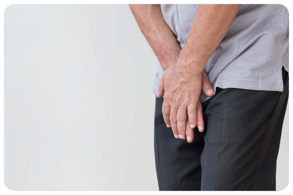 Hombre realizando una caminata al aire libre como parte de su rutina de bienestar diaria